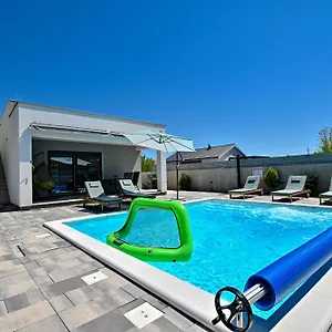 Ferienhaus House Sara With Heated Pool, Privlaka (Zadar)